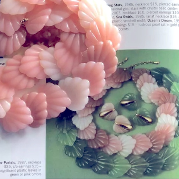 VTG Avon Pink Lucite Ombré Heart Shaped Leaf Statement Necklace 17.5”-19.5” - Picture 7 of 8